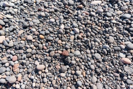 Téléchargez les photos : Détail des pavés de la célèbre plage de Black Beach, Santorin. Contexte, pierre naturelle, texture. - en image libre de droit