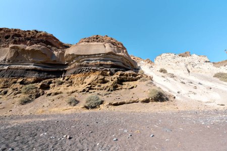 Vue sur la plage de sable noir (Mesa Pigadia beach). Son nom vient de la couleur du sable et des roches verticales qui le surplombent. Îles Grecques, Santorin, Vacances en Europe