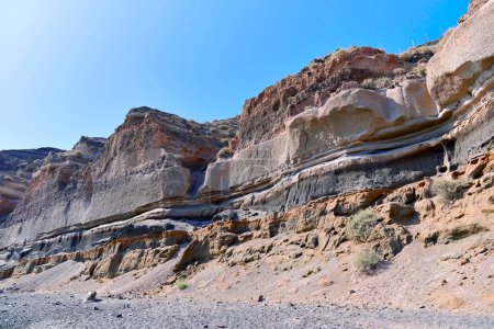Detalle de la playa de arena negra en el camino a la playa Mesa Pigadia. Islas griegas, Santorini, Vacaciones europeas