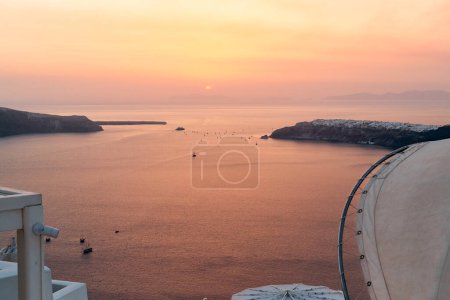 Puesta de sol sobre Imerovigli cerca de Thira ciudad y Firostefani. Santorini, Islas Cícladas, Grecia.