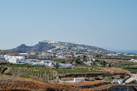 Vista desde el pueblo de Pyrgos Kallistis hacia las ciudades de Messaria, Fira e Imerovigli. Islas griegas, Santorini, Vacaciones europeas. Viajes, vacaciones, relax, aventura.