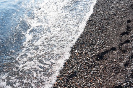 Téléchargez les photos : Détail de pavés dans l'eau transparente de la célèbre plage de Vlychada, Santorin. Contexte, pierre naturelle, texture. - en image libre de droit