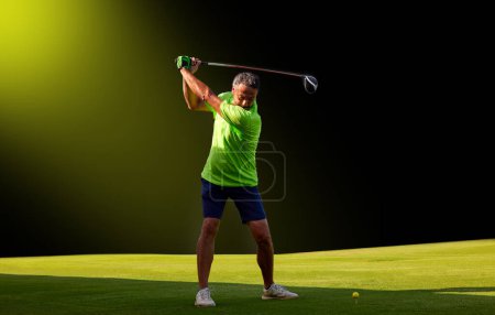 Golfer auf einem Golfplatz, bereit zum Abschlag. Golfer mit Golfschläger schlägt den Ball für den perfekten Schlag.