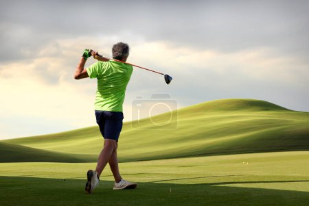 Golfer auf einem Golfplatz, bereit zum Abschlag. Golfer mit Golfschläger schlägt den Ball für den perfekten Schlag.