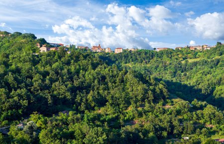 Vue panoramique du petit village de Scagnello, Val Mongia, Piémont, Italie. Scagnello était une pierre angulaire de la Route du Vieux Sel de Gênes à Milan.