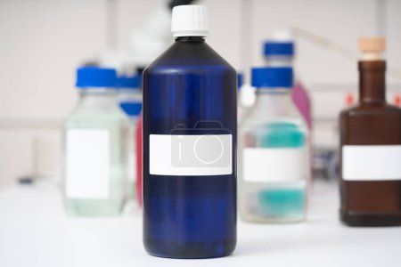Foto de Botella de laboratorio de vidrio con signo vacío en él - Imagen libre de derechos