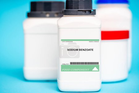 Foto de Envase de benzoato de sodio. El benzoato de sodio es un conservante comúnmente utilizado en alimentos ácidos como refrescos y jugos de frutas. Se utiliza típicamente en forma de polvo o granular. - Imagen libre de derechos