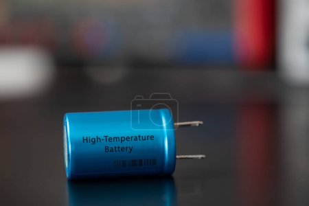 Foto de Baterías de alta temperatura. Estas baterías están diseñadas para funcionar a altas temperaturas, lo que podría mejorar la densidad de energía, disminuir el tiempo de carga y aumentar la vida útil de la batería.. - Imagen libre de derechos