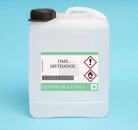 Foto de Bote de metanol DME, mezcla de éter de dimetilo y metanol que puede utilizarse como sustituto del combustible diésel o como aditivo de combustible. - Imagen libre de derechos