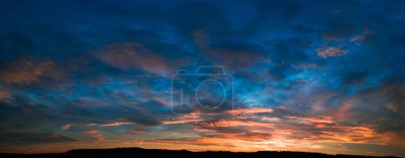 Téléchargez les photos : Panorama ciel nuageux pendant le coucher du soleil d'été. - en image libre de droit