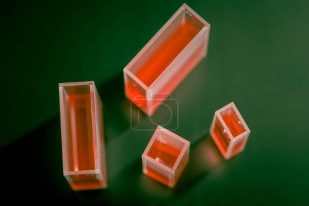 Foto de Cubetas de cristal de laboratorio sobre fondo verde - Imagen libre de derechos