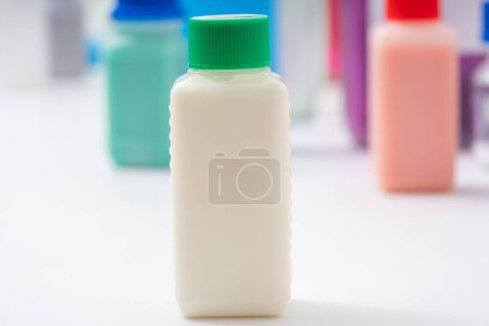 Téléchargez les photos : Bouteille en plastique avec liquide blanc. Échantillons de colorants alimentaires dans un laboratoire de qualité alimentaire. - en image libre de droit