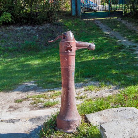 Téléchargez les photos : Pompe à eau manuelle dans le parc - en image libre de droit