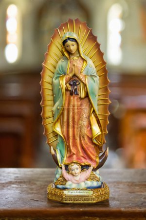 Foto de Estatua de la Virgen de Guadalupe en el fondo borroso de la iglesia religiosa - Imagen libre de derechos