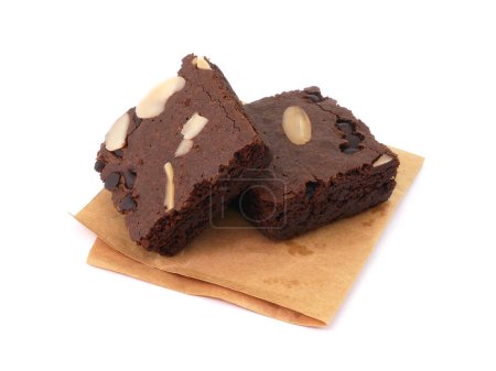 Foto de Brownies sobre papel aislado fondo blanco. Brownie de chocolate con aderezos de almendras en rodajas. Trozos de chocolate Brownie. enfoque selectivo. - Imagen libre de derechos