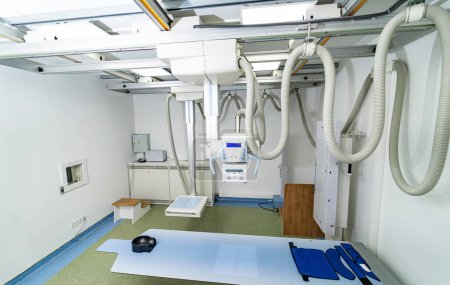 Téléchargez les photos : Matériel diagnostique professionnel clinique. Technologie moderne aux rayons X à l'hôpital. - en image libre de droit