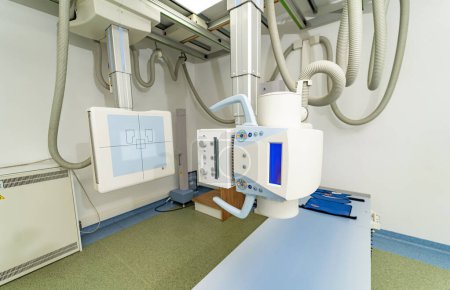 Téléchargez les photos : Technologie moderne aux rayons X à l'hôpital. Matériel diagnostique professionnel clinique. - en image libre de droit