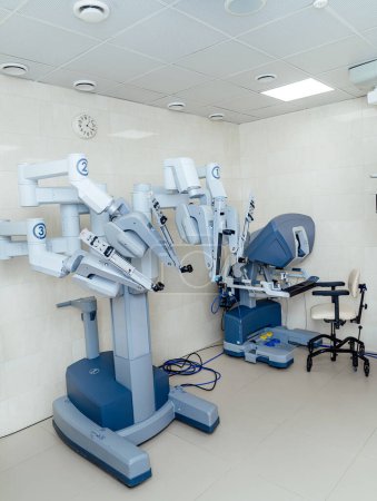 Robot moderno de cirugía Da vinci. Tecnologías de operación médica.
