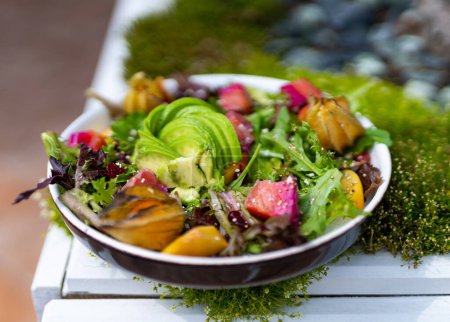 Foto de Fresh green vegeterian salad. Delicious healthy diet food. - Imagen libre de derechos