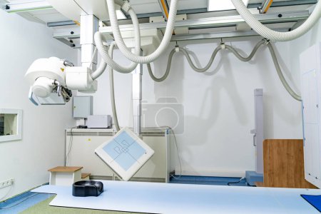 Téléchargez les photos : X-ray modern machine in new hospital. Radiology professional diagnostic equipment. - en image libre de droit