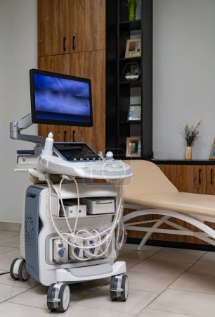 Foto de Hospital sonogram technologies. Diagnostic ultrasound modern device. - Imagen libre de derechos