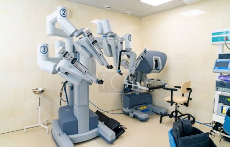 Téléchargez les photos : Da vinci robot in hospital ward. Modern robot for surgery procedure. - en image libre de droit