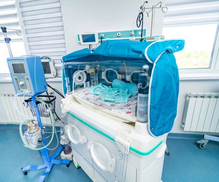 Asistencia sanitaria intensiva para niños. Emergencia bebé hospital habitación.