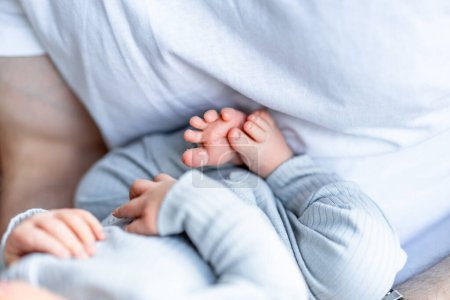 Säuglingsbaby in Nahaufnahme. Kleines Neugeborenes in Händen.