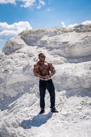 Téléchargez les photos : Un homme debout sur une montagne enneigée - en image libre de droit