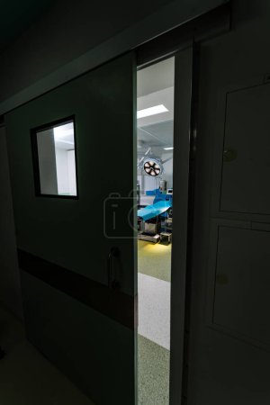 Foto de Operando moderna sala estéril. Equipos de cirugía médica. - Imagen libre de derechos