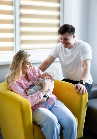Téléchargez les photos : Portrait de petit nouveau-né en famille. Nouvelle jeune famille avec petit enfant sur les mains. - en image libre de droit