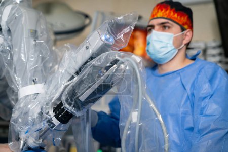 Foto de Sala de hospital quirúrgica futurista invasiva. Tecnologías robóticas de cirugía moderna. - Imagen libre de derechos
