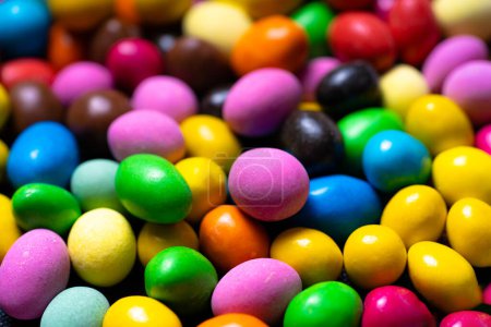 Foto de Un arco iris de delicias dulces. Una pila de caramelos coloridos sentados sobre una mesa - Imagen libre de derechos