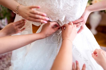 Téléchargez les photos : Un groupe de personnes portant une robe de mariée. Un joyeux rassemblement d'amis célébrant l'amour et l'unité - en image libre de droit