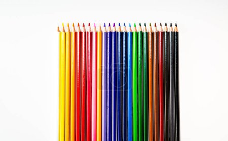 Téléchargez les photos : Un tableau vibrant de crayons de couleur créant un beau spectre. Un groupe de crayons de couleur assis l'un à côté de l'autre - en image libre de droit