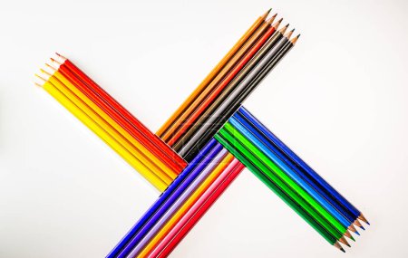 Téléchargez les photos : Un tableau vibrant de crayons de couleur, prêts à créer des chefs-d'œuvre. Un groupe de crayons de couleur assis l'un à côté de l'autre - en image libre de droit