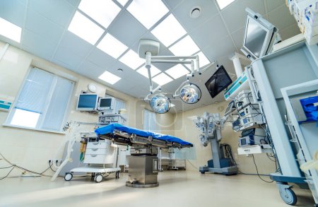 Moderner Operationssaal im Krankenhaus. Notaufnahme im Gesundheitswesen.