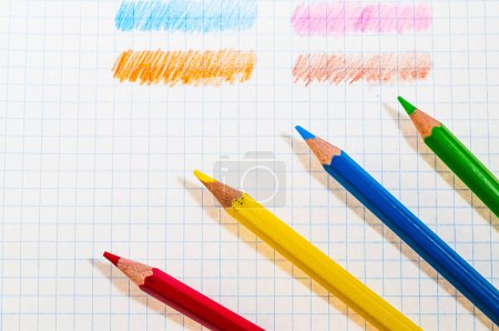 Téléchargez les photos : Un groupe de crayons assis sur un morceau de papier - en image libre de droit