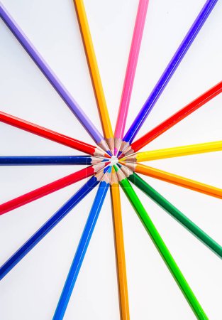 Téléchargez les photos : Un groupe de crayons de couleur disposés en cercle - en image libre de droit