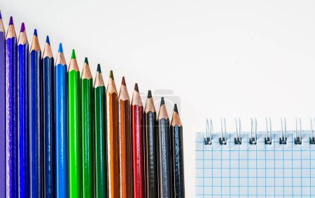 Foto de Una fila de lápices de colores junto a un calendario - Imagen libre de derechos