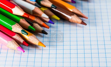 Téléchargez les photos : Une rangée de crayons de couleur assis sur un morceau de papier - en image libre de droit