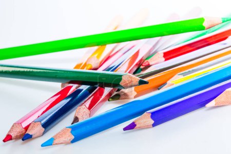 Téléchargez les photos : Un groupe de crayons de couleur assis l'un à côté de l'autre - en image libre de droit