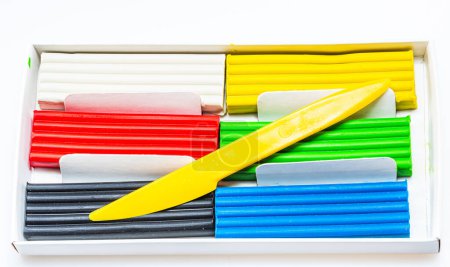 Foto de Una caja de marcadores de colores y un cuchillo amarillo - Imagen libre de derechos