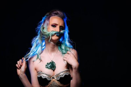 Foto de Una mujer de pelo azul y bigote falso. Una mujer con el pelo azul y un bigote falso - Imagen libre de derechos
