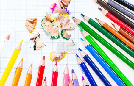 Téléchargez les photos : Un tableau coloré de crayons sur une feuille de papier vierge. Un groupe de crayons de couleur assis sur un morceau de papier - en image libre de droit
