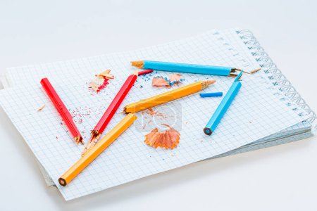 Téléchargez les photos : A Study in Creativity : A Notebook Enround by an Array of Colorful Pencils. Un carnet avec des crayons dessus. - en image libre de droit
