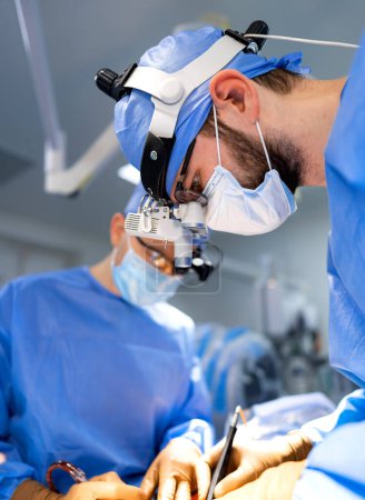 Foto de Un grupo de personas que usan máscaras quirúrgicas y miran a través de microscopios. Un grupo de personas que usan máscaras quirúrgicas y miran a través de microscopios - Imagen libre de derechos