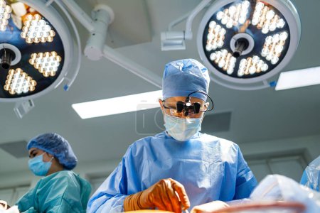 Téléchargez les photos : Un groupe de médecins en blouse et équipement chirurgical. Un groupe de médecins en gommage et équipement chirurgical - en image libre de droit