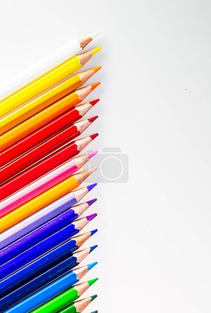 Téléchargez les photos : Une pile de crayons de couleur assis l'un à côté de l'autre. Un tableau vibrant de crayons de couleur - en image libre de droit