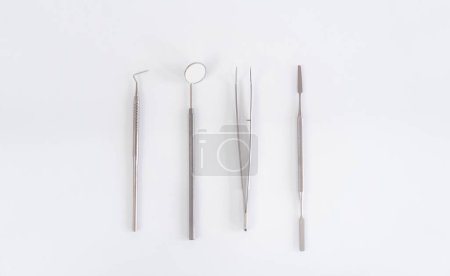 Foto de Herramientas dentales médicas. Instrumentos hospitalarios de fondo blanco. - Imagen libre de derechos